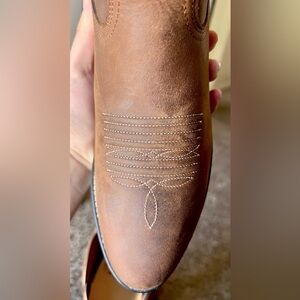 SOLD | Ariat Women Heritage R toe Western Boots
